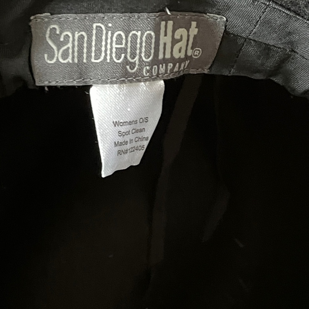 San  Diego Hat Company 
Woman’s Fedora Black with 
Rhinestone band
Adjustable OS - Picture 4 of 7